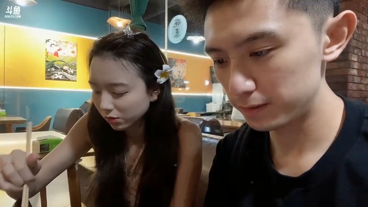 博哥还没吃完就换地方去吃，美女杏子说挺好吃，大家说不打包啊