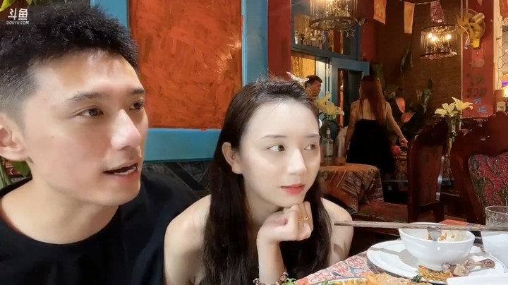 博哥和美女杏子等人在西双版纳吃美食，大家吃的很满意啊