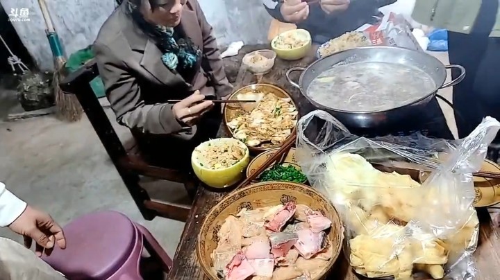 户外客栈 肖哥看着大家做菜，忙的很，等着开饭