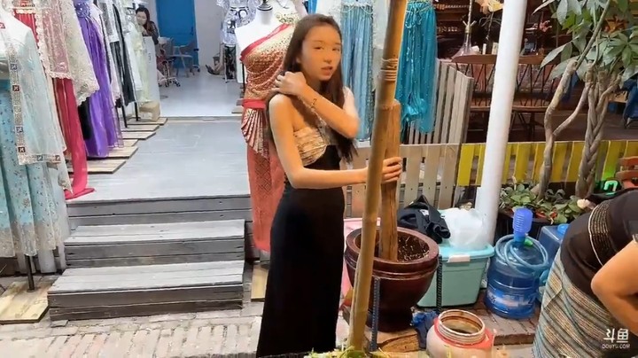 博哥让美女杏子来自己动手做凉菜吃