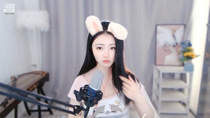 月亮美女小姐姐吃完饭还用动漫投降挡脸，真会注意形象啊