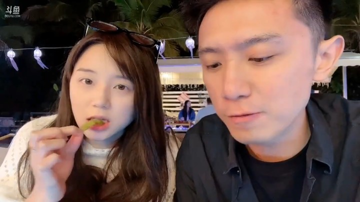 博哥和美女杏子在西双版纳旅游，晚上吃美食听人唱歌，快乐啊