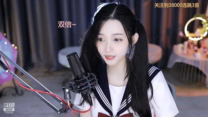 丸子君美女小姐姐今天这双马尾发型好看的