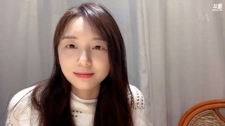 美女杏子不知道直播说什么，有人说她胖了，她说要你管