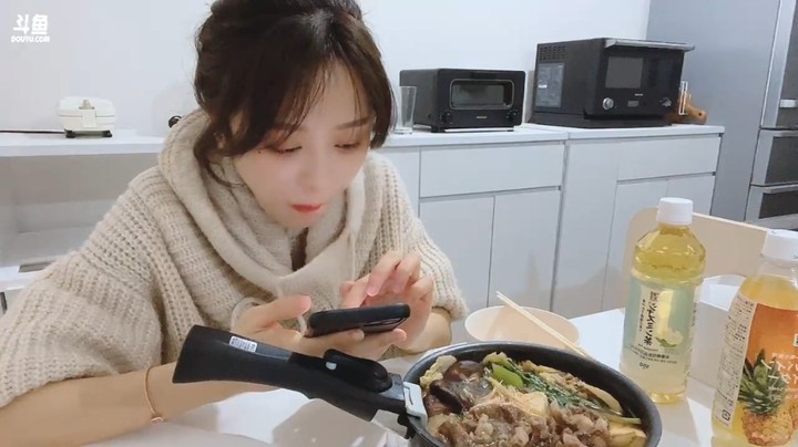 蘭七美女一个人做美食吃，猫咪好像也想吃啊