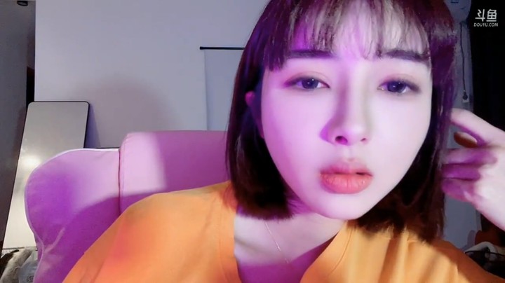 大思喜美女小姐姐今天这紫色灯光有点浪漫啊