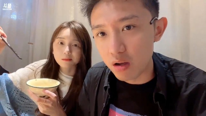 博哥和美女杏子等人吃饭，杏子吃的开心啊