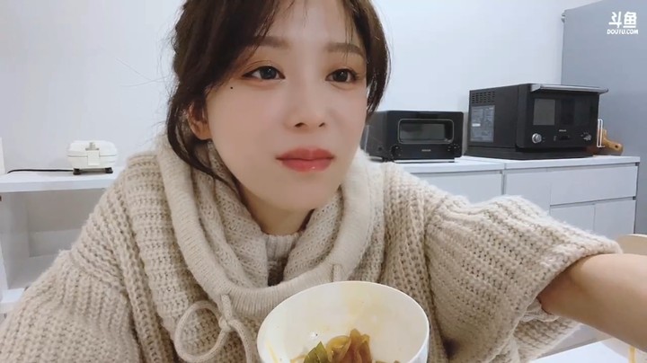 蘭七美女在家吃饭还挺多的，看来是真好吃