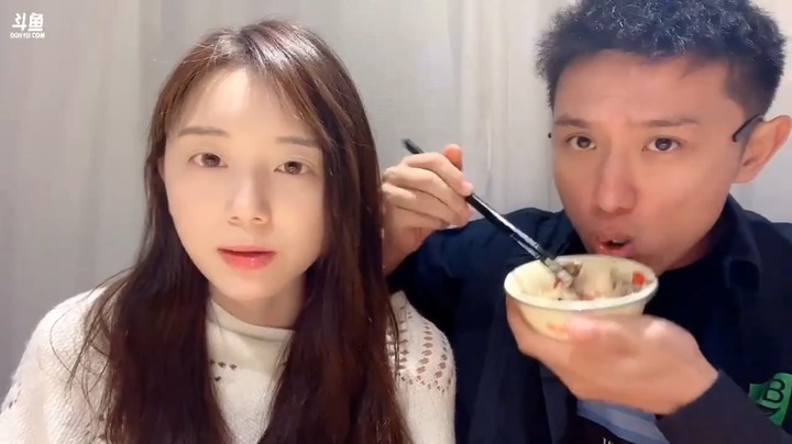 美女杏子和博哥吃饭，美女杏子很可爱啊