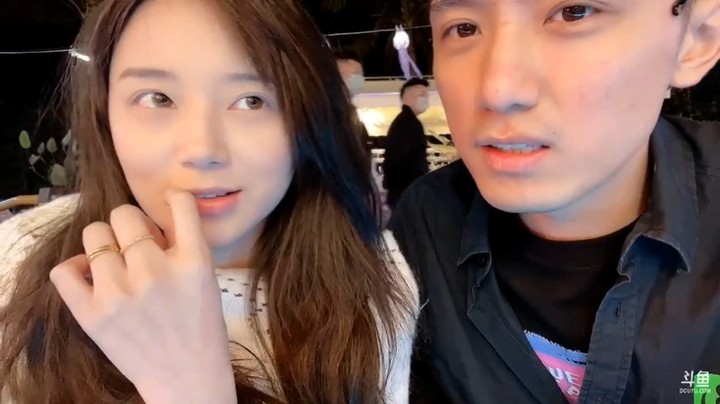 博哥让美女杏子穿青蛙衣服真可爱啊