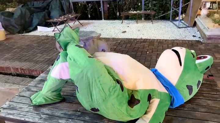 博哥穿青蛙衣服吃东西喝酒美滋滋啊