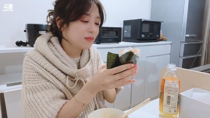 蘭七美女把自己吃的给猫咪吃，猫咪不吃