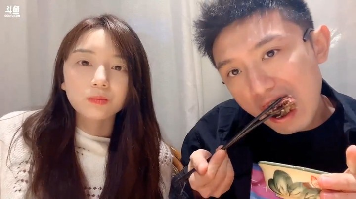 博哥和美女杏子等人吃饭，两个人吃的开心，很甜蜜 啊