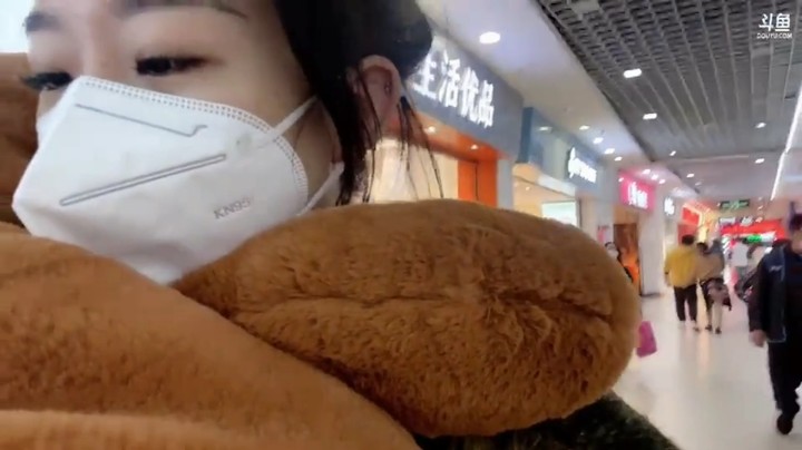 百百美女逛街买了一只玩偶熊