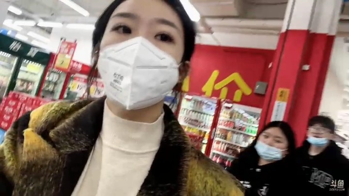 百百美女带弟弟去超市购物