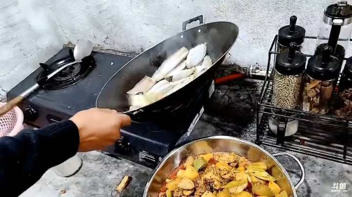 今晚又吃大餐，肖哥看煎鱼，这手法专业