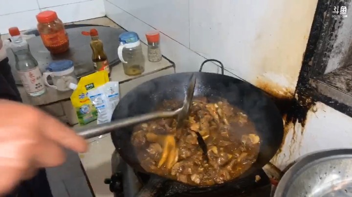 真正的铁锅炖大鹅，这做法专业，看起来就好吃啊