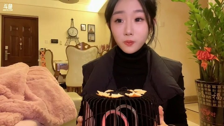 百百美女在家直播穿的保暖还可以烤火美滋滋