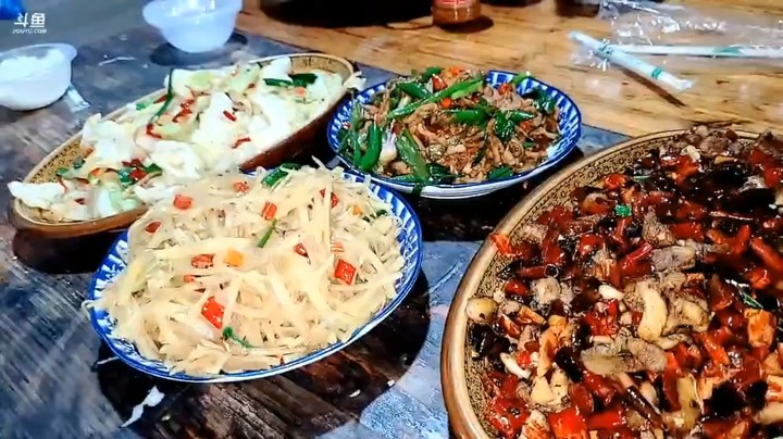 肖哥和娜娜一起吃自己做的菜，大家说关灯点蜡烛啊