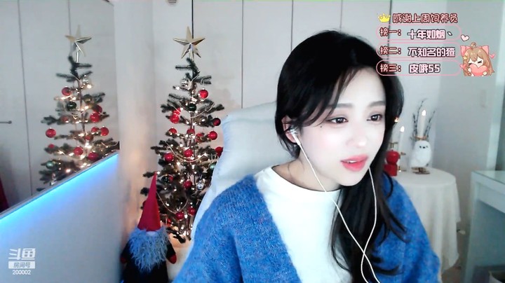 蘭七还没到圣诞节就已经装扮好了圣诞树，真不错