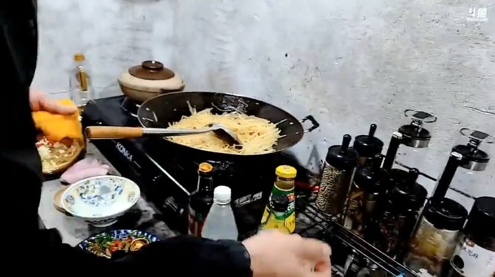 肖哥亲自做酸辣土豆丝，娜美女说好吃，一闻就香