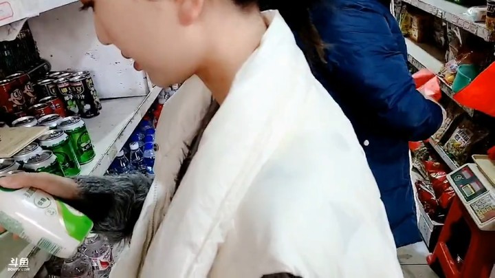 肖哥和娜美女逛街购物，这小卖部东西很多