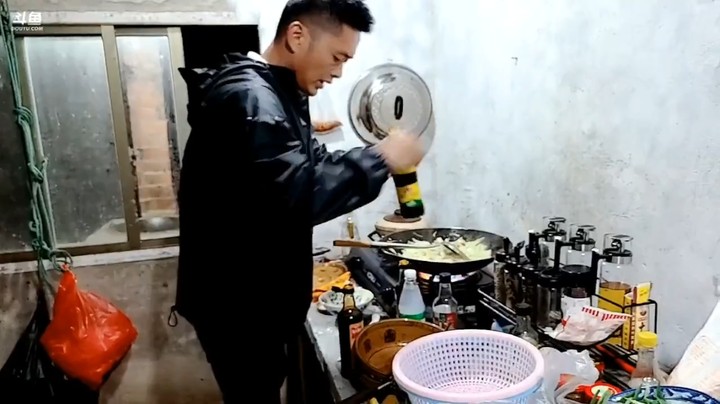 肖哥做辣包菜，娜美女说太帅了，帅的男人还会做菜