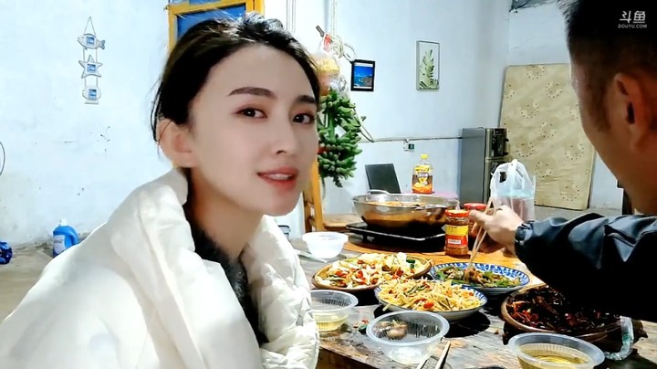 肖哥和美女娜娜吃完饭开始聊天有意思啊