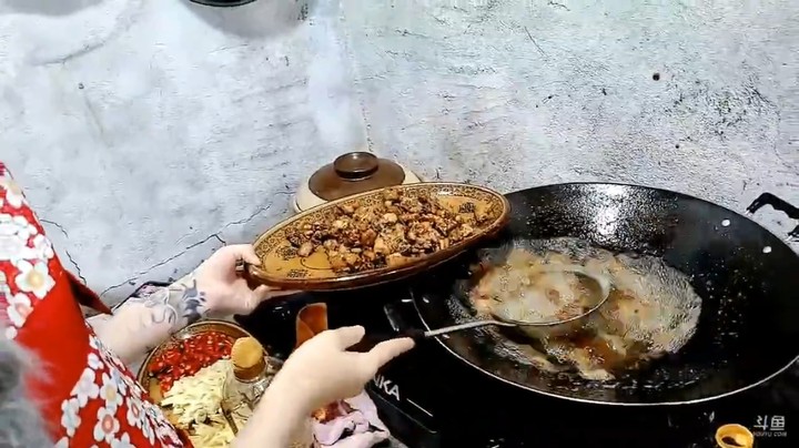 娜娜做辣子鸡，肖哥说好吃，有点东西，你要自信啊
