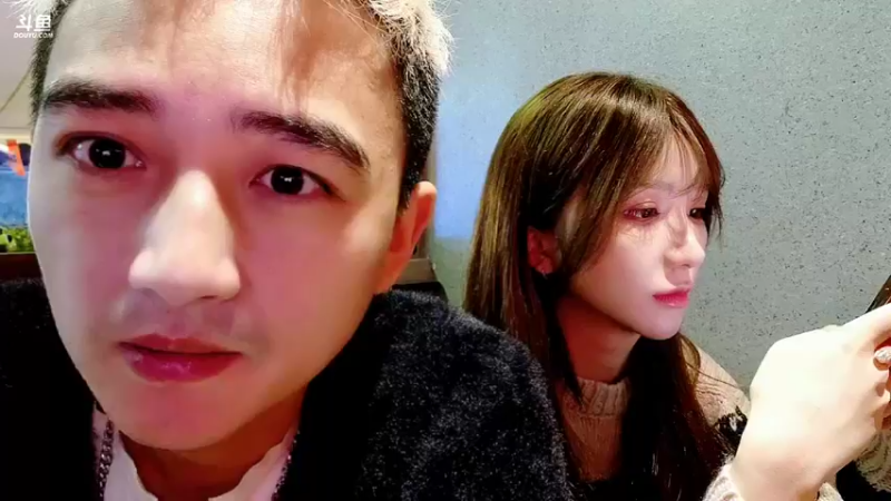 国民大舅哥兔兔龙晶晶看世界杯球赛182102_2022_12_10_22_56_28