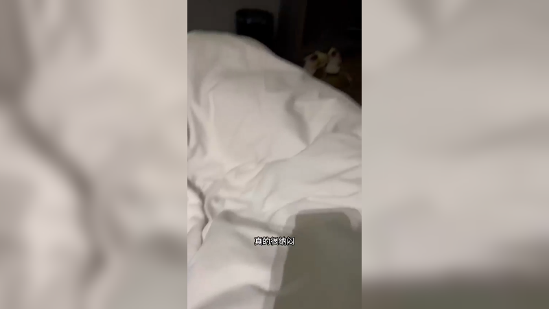 刚刚睡醒，在思考一个问题，酒店为什么没有一个人的床啊，每次都感觉自己多花了一个人的钱