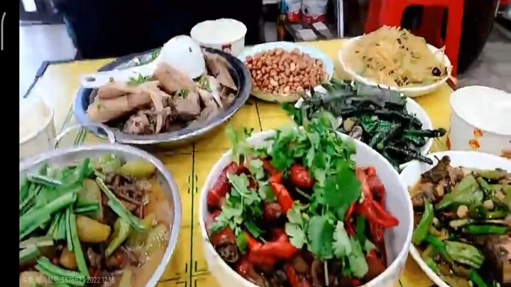 肖哥和大家吃家常菜，小龙虾美滋滋啊