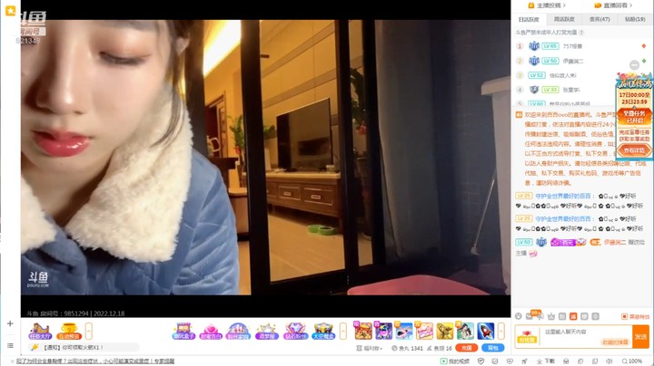 美女百百在家直播，弟弟在后面玩