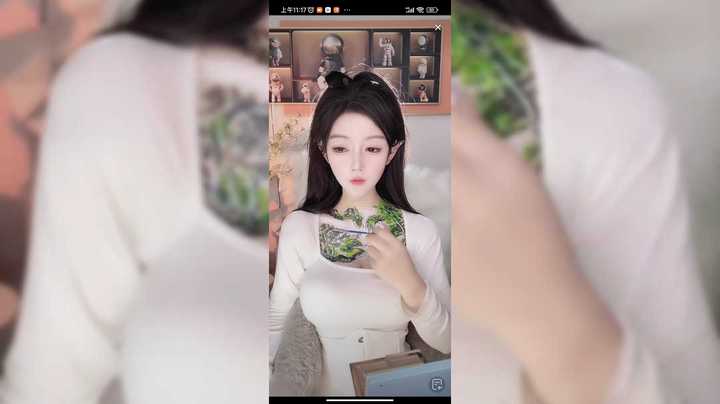 美女小姐姐在自己身上画画，山水画真好看啊