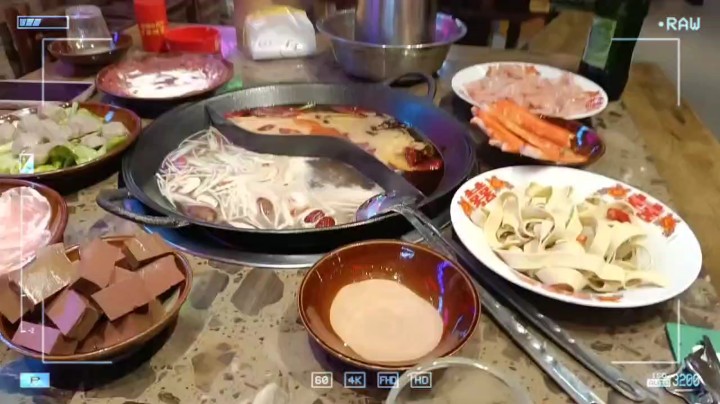 没有什么是一顿火锅解决不了的，如果有，那就两顿[弹幕梗下饭]