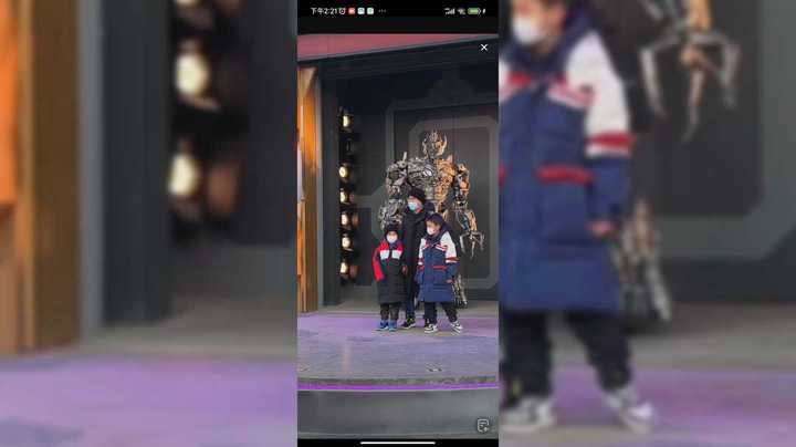 游客排队和机器人合影，这机器人你去合影过吗