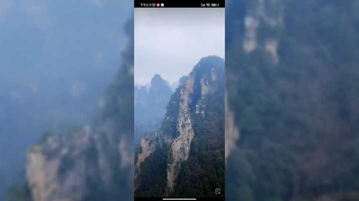 美女在张家界爬山看风景