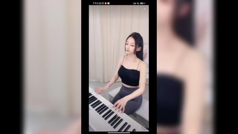 美女在家弹琴真好听啊