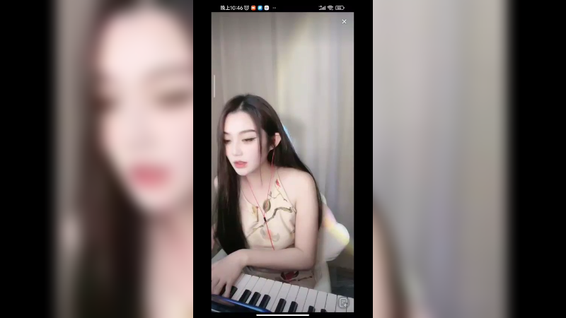 小姐姐自弹自唱很好听，可爱啊