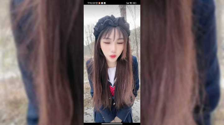 美女小姐姐在山里直播，地上下雪了，穿的很漂亮