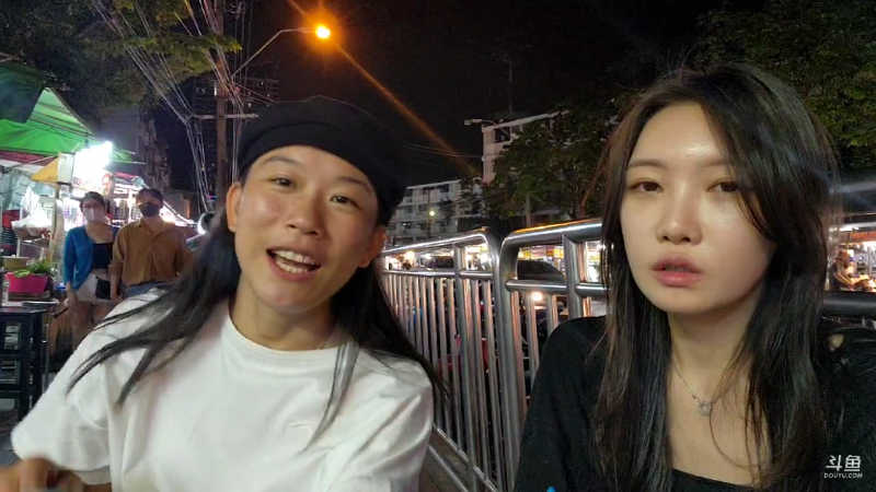 我在斗鱼看叶子户外直播户外