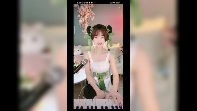 美女小姐姐在家弹琴很好听啊，可爱啊