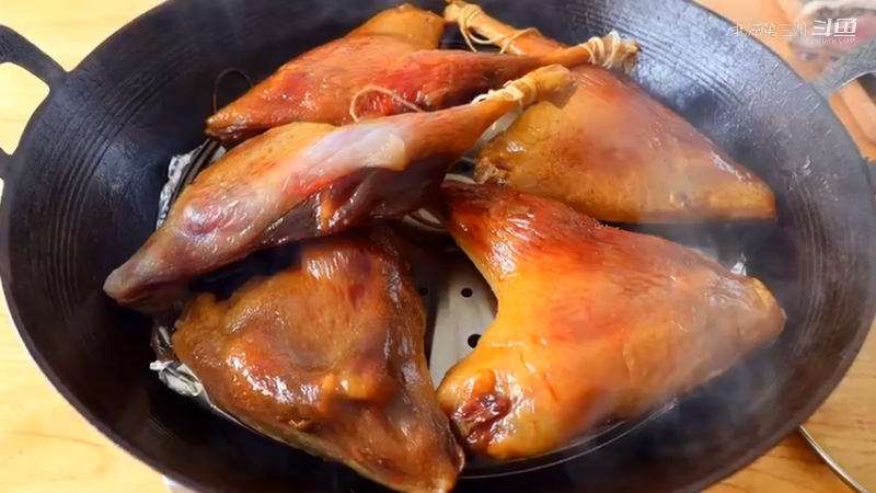 自制烟熏腊鸭腿：传统做法简单易学，在家就能做，咸香味美不用买