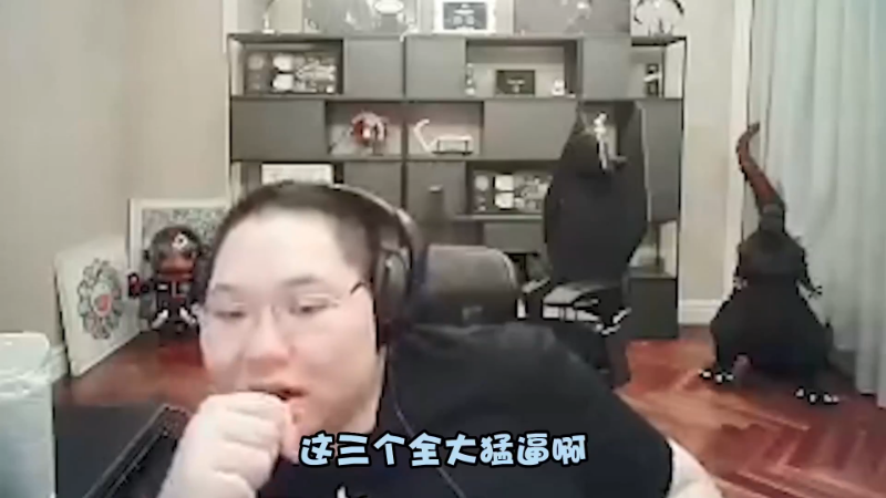 我在斗鱼看即将拥有人鱼线的PDD直播英雄联盟