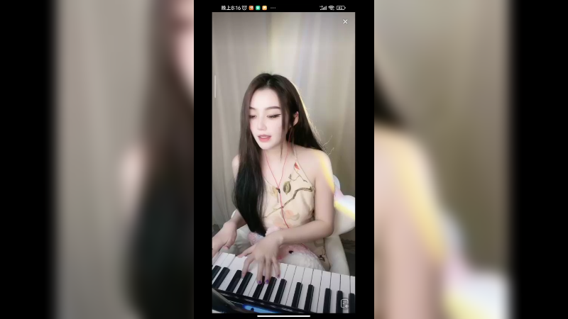 美女小艺直播还记得做笔记，认真啊