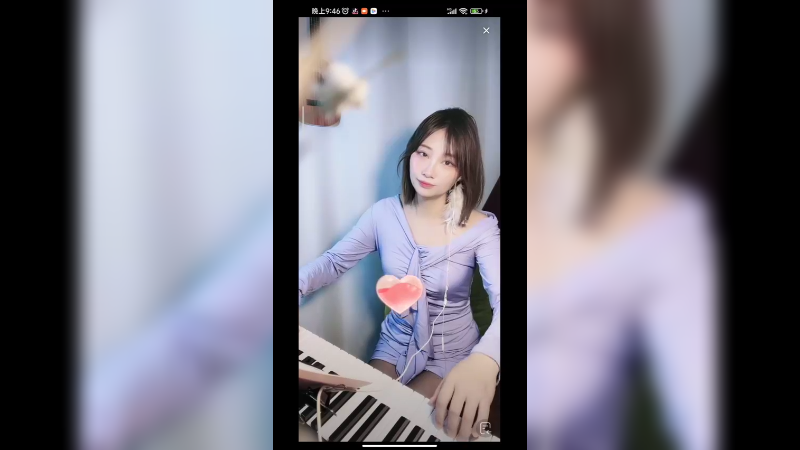 美女表演弹琴，动作娴熟真好听