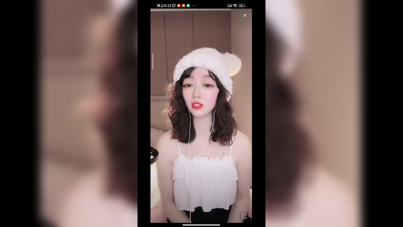 美女小姐姐说听到能唱的歌就忍不住想唱歌