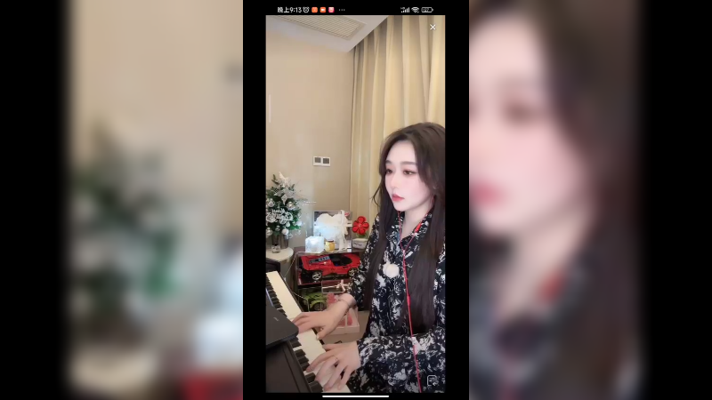 美女弹琴好认真，可爱啊