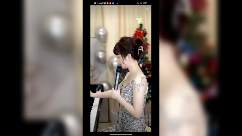 可爱美女弹琴很好听啊