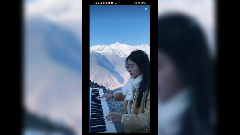 美女在雪山附近弹琴，这里山高路远，宁静祥和